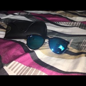 Black framed ray-ban sunglasses